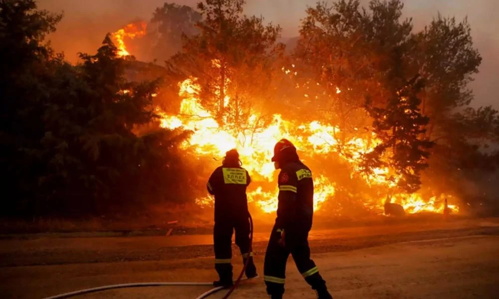 Φωτιά στην Εύβοια ανάμεσα στα χωριά Κάμπος και Οξύλιθος